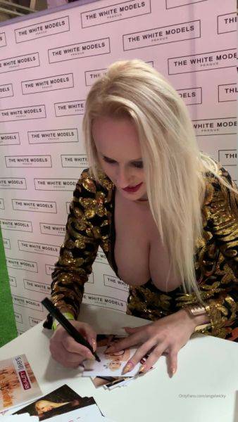 Enjoy watching uncensored video called AngelWicky Onlyfans Video utograph for my fans DVD covers and Playboy magazinesAutogramida pro fano .. 1080x1920