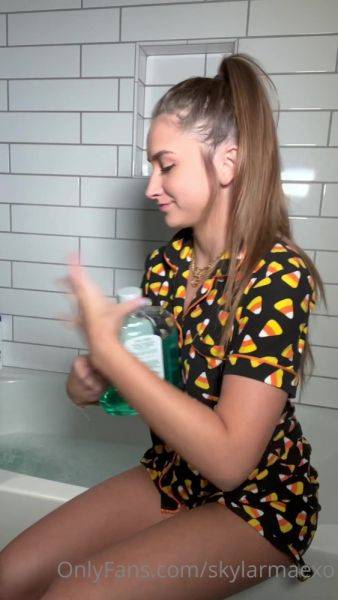 Play complete clip titled Skylarmaexo OnlyFans video 202