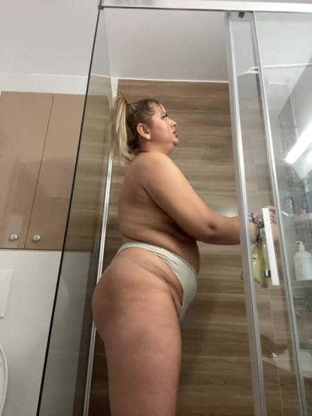 Enjoy watching hardcore scene of Busty and sexy AllysonK takes a shower