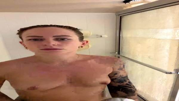 Play full clip of Lena_bee shower