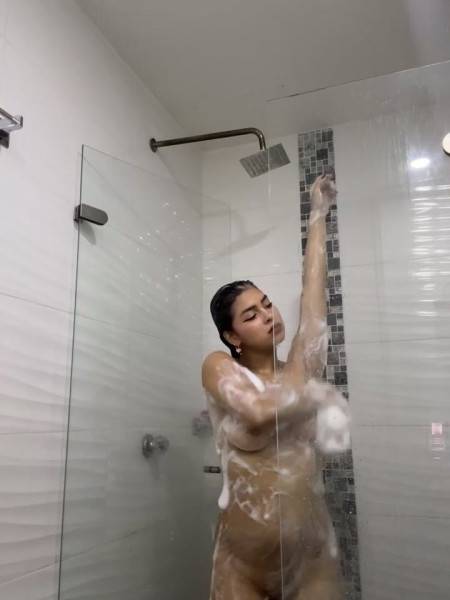Play the HD movie named Charlotte Cooper20 brief shower