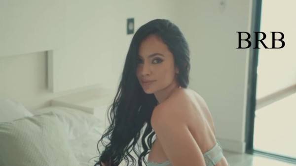 Stream the uncensored video of 005792, 0056