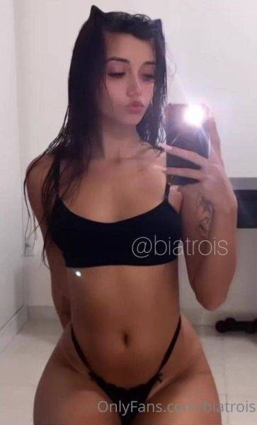 Steamiest Biatrois sex videos for free